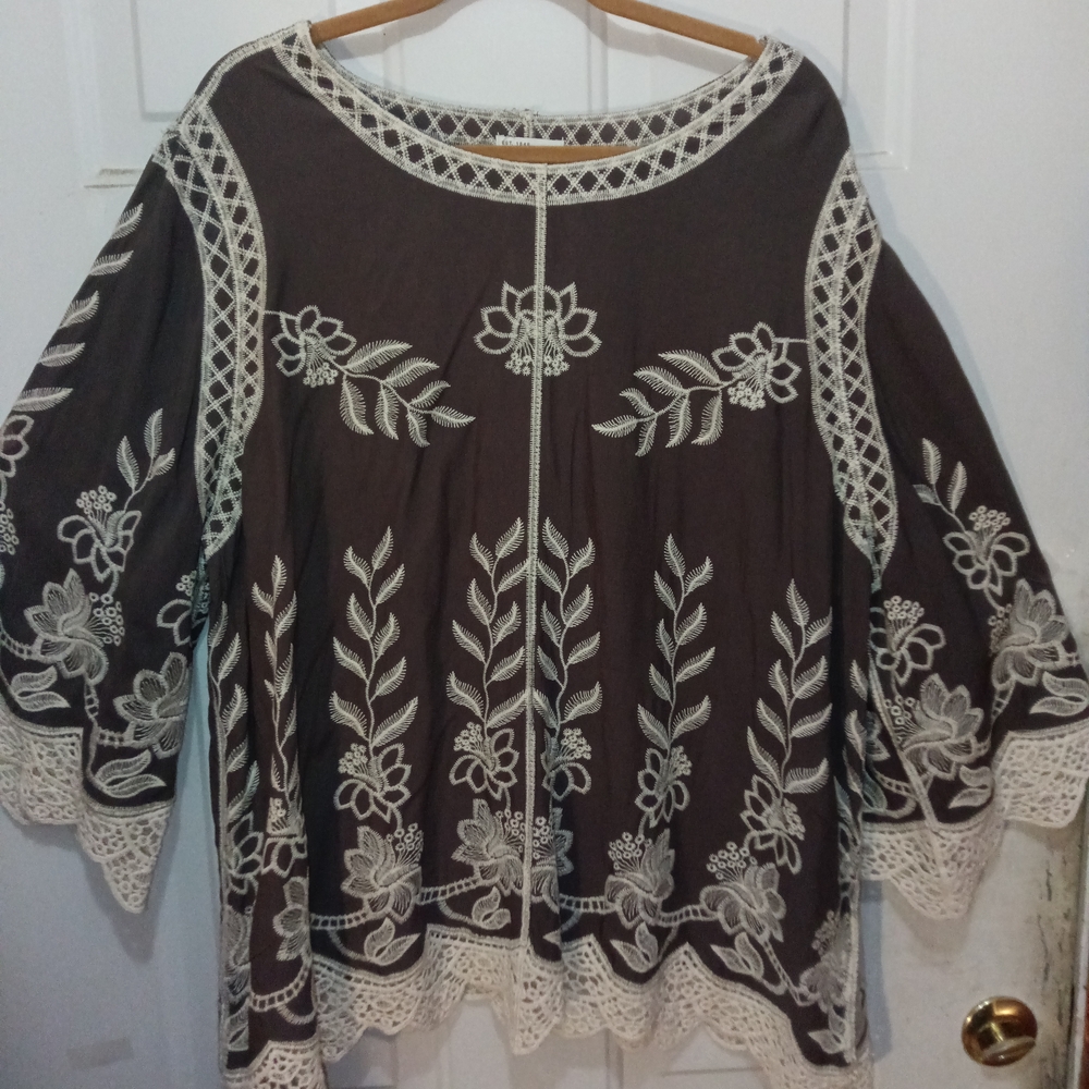 Chic Floral Embroidered Blouse in Brown